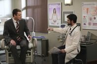How I Met Your Mother – Als Lily und Marshall (Jason Segel, l.) einen Spezialisten (Neil Patrick Harris, r.) aufsuchen, da Lily nach einigen Monaten immer noch nicht schwanger ist, erleben sie eine große Überraschung ...