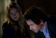 Salvation – Jillian (Jacqueline Byers, l.); Darius (Santiago Cabrera, r.)