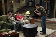 Two and a Half Men – L-R: Eldridge (Graham Patrick Martin), Jake (Angus T. Jones) und Alan (Jon Cryer)