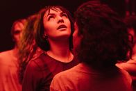 neoriginal: Loving Her – Hanna (Banafshe Hourmazdi, r.) ist von der aufregenden Lara (Emma Drogunova, l.) fasziniert.