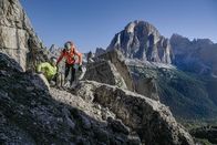 Bergwelten – Ivo Rabanser (Bergführer, r.) und Angelino Zeller (Paraclimbing-Weltmeister) in den Dolomiten bei der Besteigung des Cinqe Torri.