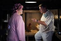 Young Sheldon – Brenda Sparks (Melissa Peterman, l.); George Cooper sen. (Lance Barber, r.)