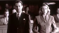 The Man Who Wasn't There – Der versierte Anwalt Freddy Riedenschneider (Tony Shalhoub) hat die Verteidigung von Doris Crane (Frances McDormand) übernommen, die eines Mordes angeklagt ist, den sie nicht begangen hat.