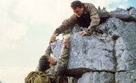 Im Schatten der Gipfel – Dramatische Rettungsaktion am Berghang: Bernhard (Max Krückl, re.) kämpft um das Leben seines Nebenbuhlers Gerhard (Michael Roll).