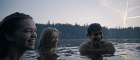 Raus – Aus der Aussteiger-Truppe werden langsam Freunde: v.li. Steffi (Mathilda Merkel), Judith (Milena Tscharntke) und Glocke (Matti Schmidt-Schaller) geniessen das Bad im Bergsee.