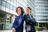 Conti: Meine zwei Gesichter – Rechtsanwältin Anna Conti (Désirée Nosbusch, li.) und Staatsanwältin Henry Mahn (Malaya Stern Takeda, re.)