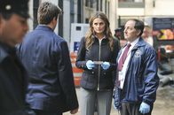 Castle – Gerichtsmediziner Sidney Perlmutter (Arye Gross, r.) hat interessante Neuigkeiten für Castle (Nathan Fillion, 2.v.l.) und Beckett (Stana Katic, 2.v.r.) ...