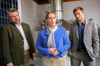 Die Rosenheim-Cops – Hat Anne Prachtl (Sarah Lavinia Schmidbauer, m.) den Brauereichef aus den Weg geräumt, um dessen Posten zu beerben? Für Hansen (Igor Jeftic, r.) und Stadler (Dieter Fischer, l.) ein starkes Motiv.