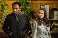 Community – Die Lerngruppe versucht hinter die Ursachen von Changs Amnesie zu kommen. Dafür nehmen Annie (Alison Brie, r.) und Troy (Donald Glover, l.) jede Unannehmlichkeit auf sich ...