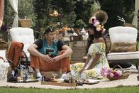 The Good Place – Michael organisiert einen romantischen Ausflug für Jason (Manny Jacinto, l.) und Tahani (Jameela Jamil, r.), um sie von Janet und ihrem selbstgebauten neuen Freund Derek fernzuhalten. Doch dann stellt Jason Tahani mit einer Frage vor eine schwere Entscheidung ...