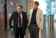 Death in Paradise – Humphrey (Kris Marshall, r.) wird bei seinen Ermittlungen in London von DI Jack Mooney (Ardal O'Hanlon, l.) unterstützt.
