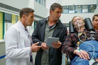 Der Bergdoktor – Dr. Alexander Kahnweiler (Mark Keller, l.) und Dr. Martin Gruber (Hans Sigl, M.) sprechen über die Biopsie-Ergebnisse von Herbert Sattler (Oliver Stritzel, r.), der wegen eines Kreislaufzusammenbruchs ins Krankenhaus eingeliefert wurde.