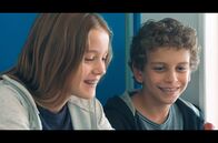 Mädchen gegen Jungs – Anya (Lucy Loste Berset) und Nathan (Sylvère Jacot) spielen heimlich zusammen mit seinen Dinosauriern.
