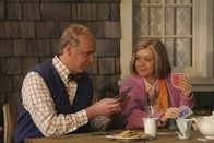 How I Met Your Mother – Der Veranda-Test: Lily (Alyson Hannigan, r.) erklärt, dass sie sich bei jeder von Teds Freundinnen vorstellt, wie Marshall (Jason Segel, l.), Ted und sie selbst als Rentner auf der Veranda sitzen und Bridge spielen ...