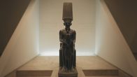 Legendäre Pharaonen – Statue des Schöpfergottes Amun-Re. Hatschepsut sieht sich als seine direkte Nachfahrin und begründet damit ihren Thronanspruch.