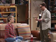 The Big Bang Theory – Während Raj dabei überrascht wird, wie er in Emilys Wohnung rumschnüffelt, hat Leonard (Johnny Galecki, r.), ein ganz besonderes Geschenk für Penny (Kaley Cuoco, l.) ...