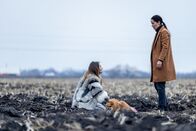 In Her Car – Für Lydia (Anastasia Karpenko, r.) ist es keine leichte Aufgabe, die Geliebte ihres Mannes durch die Gegend zu fahren. Und schon bald stellt sich heraus, dass Inga (Olena Oleynikova, l.) noch weitere Geheimnisse versteckt.