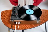 DDR genial – Ein Plattenspieler als Symbol für kulturelle Lenkung: Als der Rock 'n' Roll aus dem Westen Ostdeutschland erreichte, versuchte der Staat mit dem eigens entwickelten Tanz "Lipsi" gegenzusteuern. Hintergrund war die Sorge der DDR-Führung, dass die aus dem Westen kommende Musik des Rock 'n' Roll und andere amerikanische Tanzstile, wie Twist und Boogie-Woogie, auf die Jugend Ostdeutschlands "dekadent" wirken und somit unerwünschte westliche Einflüsse fördern könnten. Der neue, staatlich verordnete Tanzstil sollte den jugendlichen Zeitgeist einfangen – blieb jedoch ein Flop, während westliche Musik weiterhin heimlich auf den Plattentellern drehte.
