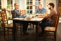 Last Man Standing – Ryan (Jordan Masterson, r.) und sein Vater Victor (Jere Burns, l.) haben kein gutes Verhältnis zu einander. Doch als Victor aus Kanada zu Besuch kommt, versucht Mike (Tim Allen, M.) alles, sie zu versöhnen. Eine gute Idee?