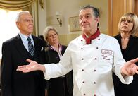 Sturm der Liebe – ARD STURM DER LIEBE FOLGE 1261 Uhr im ERSTEN. Werner (Dirk Galuba, l.), Hildegard (Antje Hagen, 2.v.l.) und Charlotte (Mona Seefried, r.) reagieren ungläubig, als André (Joachim Lätsch, 2.v.r.) die Gäste, die eigentlich zur Eröffnung des Bistros gekommen sind, in sein Restaurant einlädt.