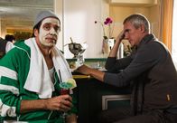 Hubert und Staller – Staller (Helmfried von Lüttichau) setzt sich mit orangefarbener Feuchtigkeitsmaske und Cocktail zu Robert Jung (Markus Böker, rechts) an die Bar. Robert Jung erzählt ihm, dass sich Ute komisch benimmt und er sich nicht mehr sicher ist, ob er mit ihr die Beziehung weiterführen möchte.