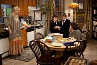 2 Broke Girls – Die minderjährigen Jungs der jüdischen Familie, die bei Max (Kat Dennings, r.) und Caroline (Beth Behrs, l.) 80 koschere Cupcakes zum Bar Mitzwa Fest in Auftrag gegeben hat, machen den Mädchen die Arbeit schwer: Sie sind vorlaut und unverschämt. Jetzt stehen die Jung-Unternehmerinnen im Gewissenskonflikt: Den Eltern diese Frechheiten petzen und den Job riskieren? Oder schweigen und sich beleidigen lassen?; Die minderjährigen Jungs der jüdischen Familie, die bei Max (Kat Dennings, r.) und Caroline (Beth Behrs, l.) 80 koschere Cupcakes zum Bar Mitzwa Fest in Auftrag gegeben hat, machen den Mädchen die Arbeit schwer: Sie sind vorlaut und unverschämt. Jetzt stehen die Jung-Unternehmerinnen im Gewissenskonflikt: Den Eltern diese Frechheiten petzen und den Job riskieren? Oder schweigen und sich beleidigen lassen?