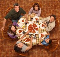 The Middle – (1. Staffel) - Bei ihnen ist immer was los: (v.l. im Uhrzeigersinn) Sue (Eden Sher), Mike (Neil Flynn), Frankie (Patricia Heaton), Bob (Chris Kattan), Brick (Atticus Shaffer) und Axl (Charlie McDermott) ...