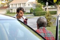 The Middle – Matt (Moises Arias, l.) wendet sich an Mike (Neil Flynn, r.), weil er dringend mit Sue über deren Liebeserklärung reden will. Mike hat jedoch keine Zeit für ihn, muss er doch alle Spuren beseitigen, die beweisen, dass die Hecks unerlaubt mit dem Auto der Nachbarn gefahren sind ...