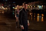 Jack Reacher – Als bei einem Kneipenbesuch Jack Reacher (Tom Cruise) in eine Schlägerei verwickelt wird, wird ihm klar, dass jemand versucht seine Nachforschungen zu unterbinden. Da wird die junge Frau, die dafür bezahlt wurde, diese Kneipenschlägerei anzuzetteln, ermordet - und Reacher als ihr Mörder gesucht ...