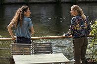 WaPo Berlin – Jasmin Sayed (Sesede Terziyan, i.) und Paula Sprenger (Sarina Radomski, r.) wollen Wolf bei seinem Date im Hafengrill beobachten.