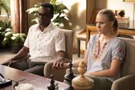 The Good Place – Chidi (William Jackson Harper, l.); Eleanor (Kristen Bell, r.)