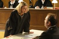 Danni Lowinski – Nachdem Viktoria eine Verzweiflungstat begangen hat, brilliert Danni (Annette Frier, l.) in ihrem Plädoyer für die Würde des Menschen und gibt Anwalt Dibbel (Timo Dierkes, r.), der die Gegenseite vertritt, deutlich zu verstehen, was auf die Krankenkasse an Kosten zukommen würde, wenn sich die Unfälle Viktorias häufen würden ...