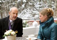 Sturm der Liebe – ARD STURM DER LIEBE FOLGE 1288 Uhr im ERSTEN. Götz (Andreas Borcherding, l.) rät Lena (Johanna Bönninghaus, r.) vergeblich, einen Psychologen aufzusuchen.