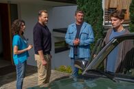 Der Bergdoktor – Noah Reimann (Luke Matt Röntgen, r.) will seine Stiefmutter Jule (Katrin Lux, l.) und seinen Vater Richard (Christian Erdmann, 2. v. l.) nicht mehr sehen. Er sucht Schutz bei Martin (Hans Sigl, 2. v. r.).