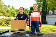 American Housewife – (v.li.): Julia Butters (Anna-Kat Otto), Meg Donnelly (Taylor Otto).
