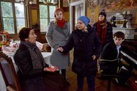Vier Frauen und ein Todesfall – (v.li.) Adele Neuhauser (Julie), Martina Poel (Sabine), Brigitte Kren (Maria), Miriam Stein (Pippa), Nikolai Gemel (Dr. Klaus).