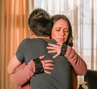9-1-1 Notruf L.A. – L-R: Kenneth Choi and Jennifer Love Hewitt .