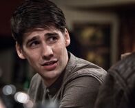Jack Taylor – Darragh Noonan (Jack Monaghan) ist der englischste Ire, mit dem es Jack je zu tun hatte. Als sein neuer Assistent macht er eine sehr gute Figur.