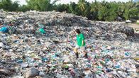 Coca-Cola und das Plastikproblem – Merci Ferrer läuft über einen Müllberg in der städtischen Mülldeponie. Jedes Jahr stellt die Getränkeindustrie 470 Milliarden Plastikflaschen her, von denen die meisten nur einmal verwendet und dann weggeworfen werden. Die Folgen für die Umwelt sind verheerend.