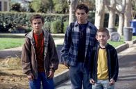 Malcolm mittendrin – Malcolm (Frankie Muniz, l.), Reese (Justin Berfield, M.) und Dewey (Erik Per Sullivan, r.) entdecken auf dem Heimweg von der Schule ein altes Mini-Bike ...