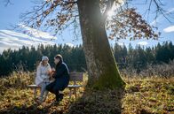 Sturm der Liebe – Robert (Lorenzo Patané, r.) erzählt Lia (Deborah Müller, l.), dass Ariane nie schwanger war.