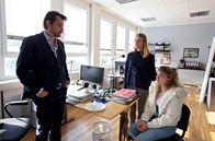 Steirertod – Bergmann (Hary Prinz) und seine Kollegin Anni (Anna Unterberger) befragen die Prostituierte Bianca (Lara Mandoki) als Zeugin.