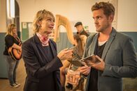 SOKO München – Dominik Morgenstern (Joscha Kiefer) spricht im Rathaus mit Kriminaldirektorin Kreiner (Ilona Grübel).