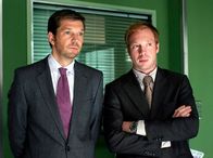 Die Anwälte – hr-fernsehen DIE ANWÄLTE, Folge 3, Entmündigung, Achtteilige Serie, Deutschland 2007, Regie: Züli Aladag Uhr. Sebastian Britten (Kai Wiesinger, li.) und sein neuer Kollege Thomas Welka (Johann von Bülow) kooperieren bei einem besonders heiklen Fall: Familienvater Marco Johannssen will seiner todkranken Frau das Leiden ersparen und per Richterbeschluss aktive Sterbehilfe durchsetzen.