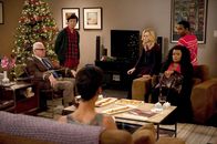 Community – Die liebevoll vorbereitete Weihnachtsfeier verläuft anders als geplant, nachdem Professor Cornwallis (Malcolm McDowell, l.) die Note der abgegebenen Geschichtsarbeit verkündet. Abed (Danny Pudi, vorne), Shirley (Yvette Nicole Brown, r.), Chang (Ken Jeong, 2.v.l.), Troy (Donald Glover, r. hinten) und Britta (Gillian Jacobs, 2.v.r.) treten entschlossen in Aktion ...