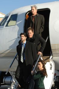 Navy CIS – Gibbs (Mark Harmon, oben), Tony (Michael Weatherly, 2.v. oben) und Ziva (Cote de Pablo, unten) machen einen Waffenhändler (Assaf Cohen, 2.v. unten) dingfest, der ihnen Hinweise auf einen Deal mit einem der Größten in seiner Branche gibt ...
