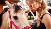 HipHorses – Das Pony Missy kam aus einer schlechten Haltung und wurde von Finnja wieder aufgepĂ¤ppelt.Â