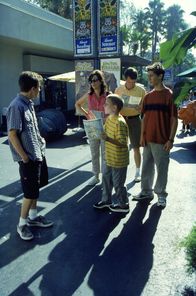 Malcolm mittendrin – Malcolm (Frankie Muniz, li.) ist mit seinen Eltern Lois (Jane Kaczmarek, 2.v.li.) und Hal (Bryan Cranston, 2.v.re.) sowie seinen Brüdern Reese (Justin Berfield, re.) und Dewey (Erik Per Sullivan, mi.) im Zoo unterwegs.