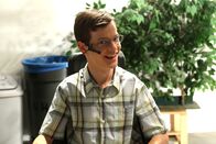 Speechless – Spielt mit als sein Onkel mit Familie zu Thanksgiving zu Besuch kommt: JJ (Micah Fowler) ...