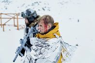 Alex Rider – Alex Rider (Otto Farrant, r.) und Wolf (Howard Charles, l.) möchten die Eliteschule "Point Blanc" stürmen. Als einstiger Entführer von Alex Rider, muss Wolf zunächst dessen Vertrauen wiedergewinnen.